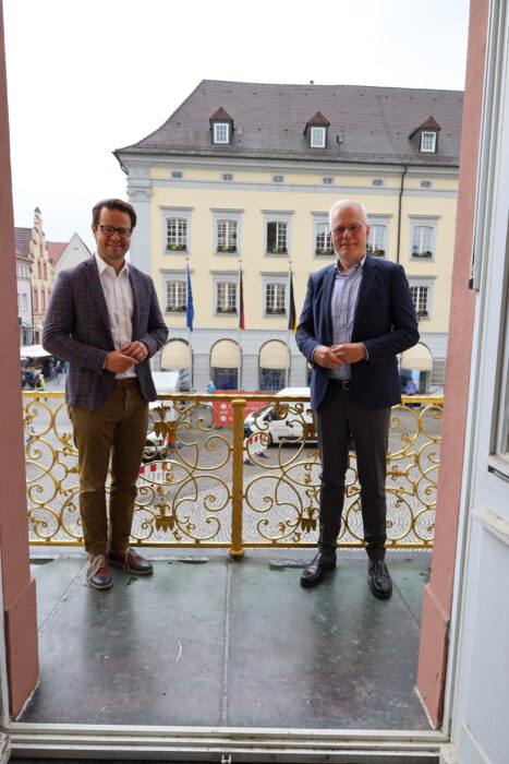 Offenburg Oberbürgermeister Marco Steffens steht neben Thomas Zawalski.