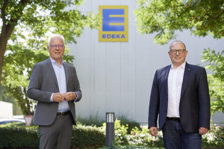Thomas Zawalski und Rainer Huber vor der Edeka-Verwaltung.